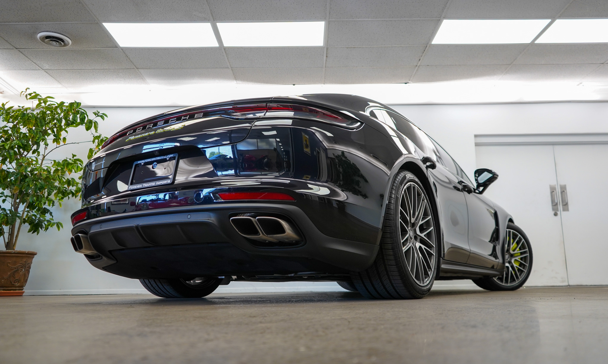 2023 Porsche Panamera Turbo S E-Hybrid photo 5