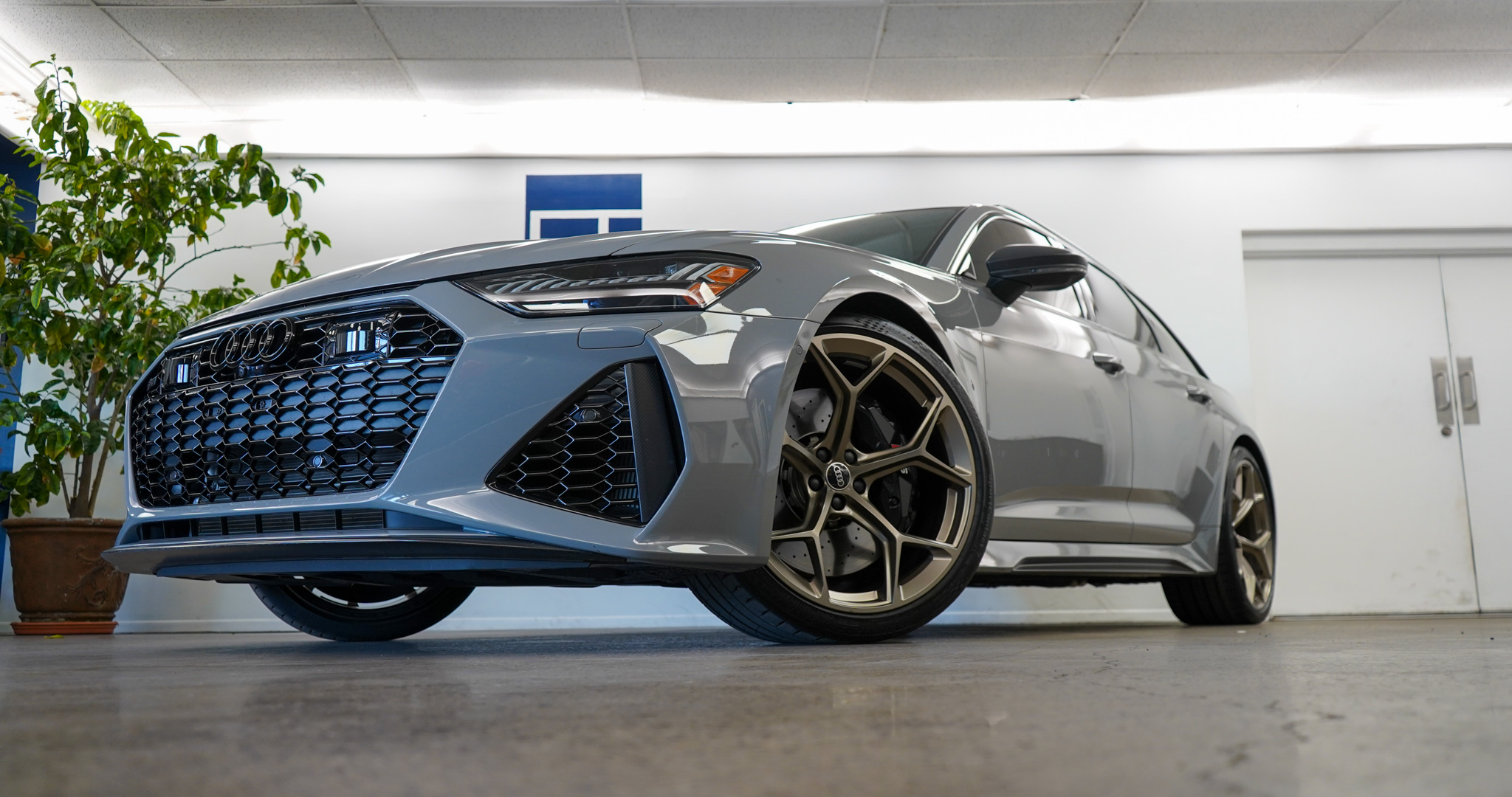 2024 Audi RS 6 Base Avant Performance photo 3