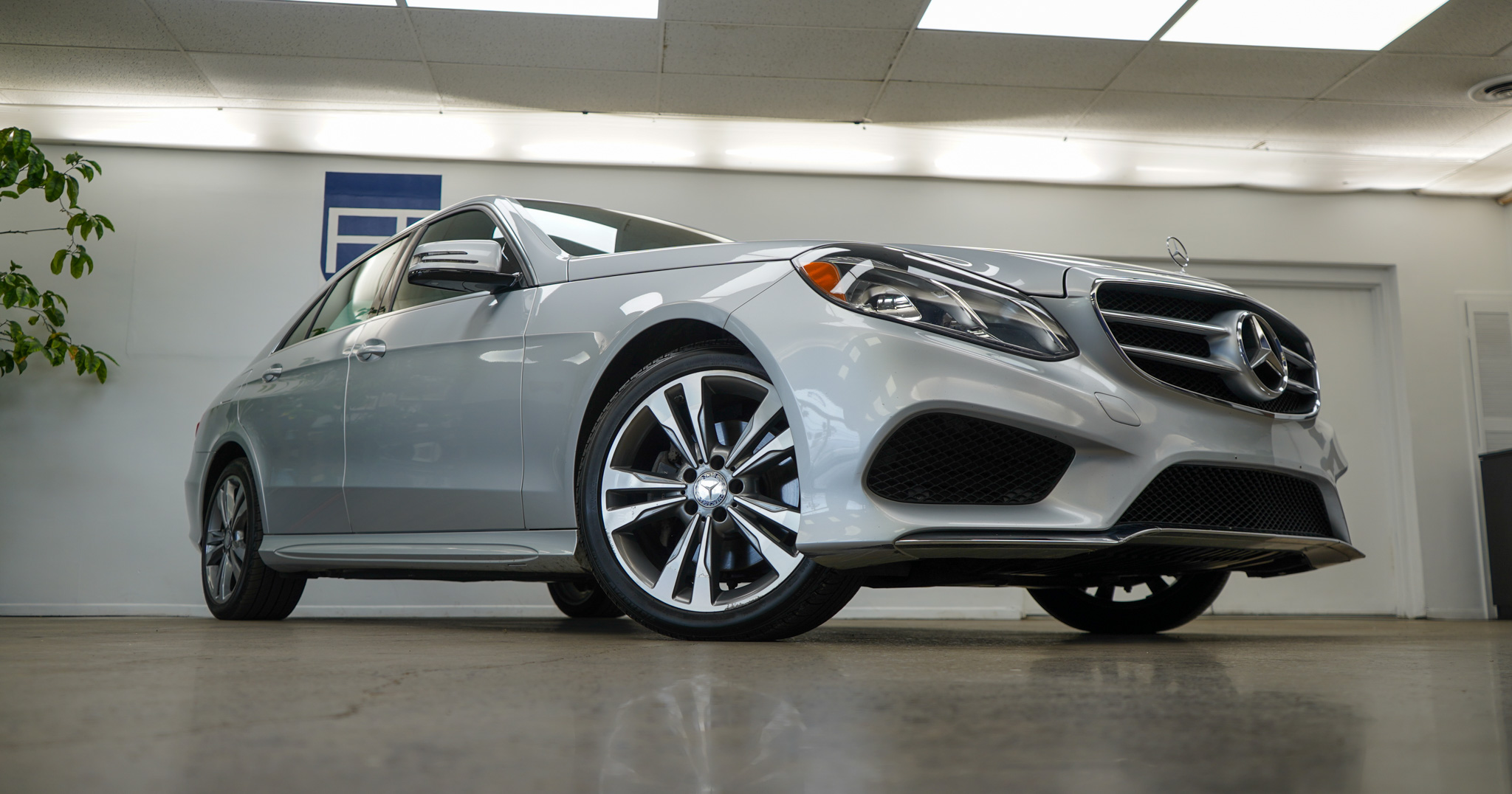 2016 Mercedes Benz E photo 3